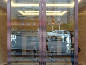 北京知春路工裝裝修 專業(yè)定制安裝玻璃隔斷、鏡子與鋼化玻璃門的全方位指南